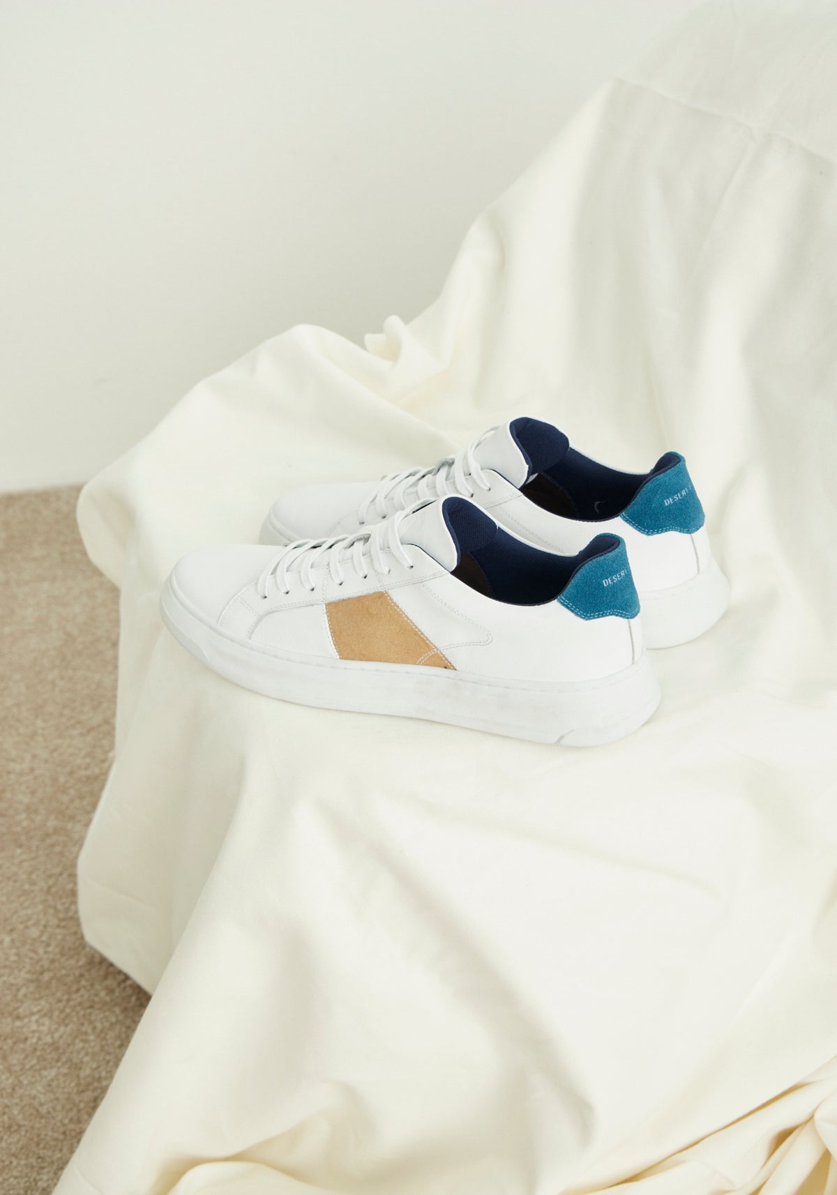 TENIS CASUAL  DETALHE AREIA MASC