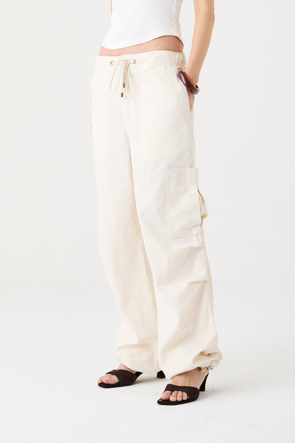 CALÇA JULIETA FEMININA CARGO AMARRAÇÃO SARJA