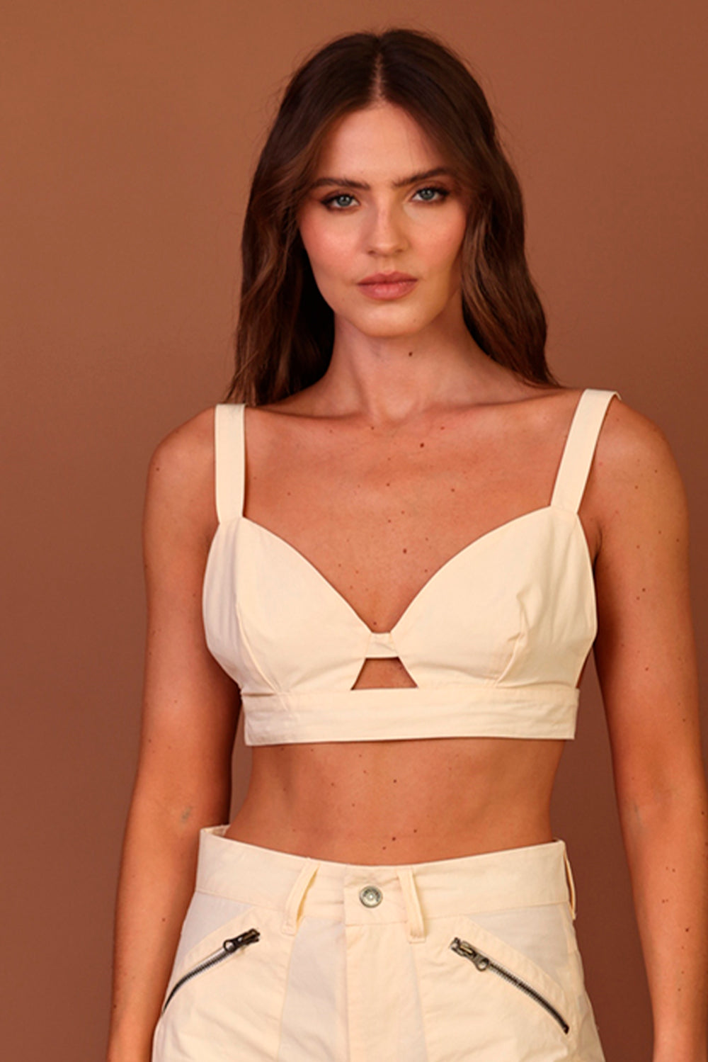 TOP FEMININO COM ABERTURA FRENTE BEGE AVEIA