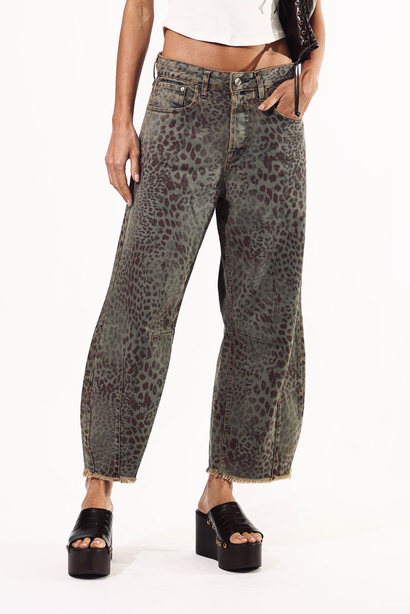 CALÇA MARIA FEMININA BARREL ANIMAL PRINT JEANS