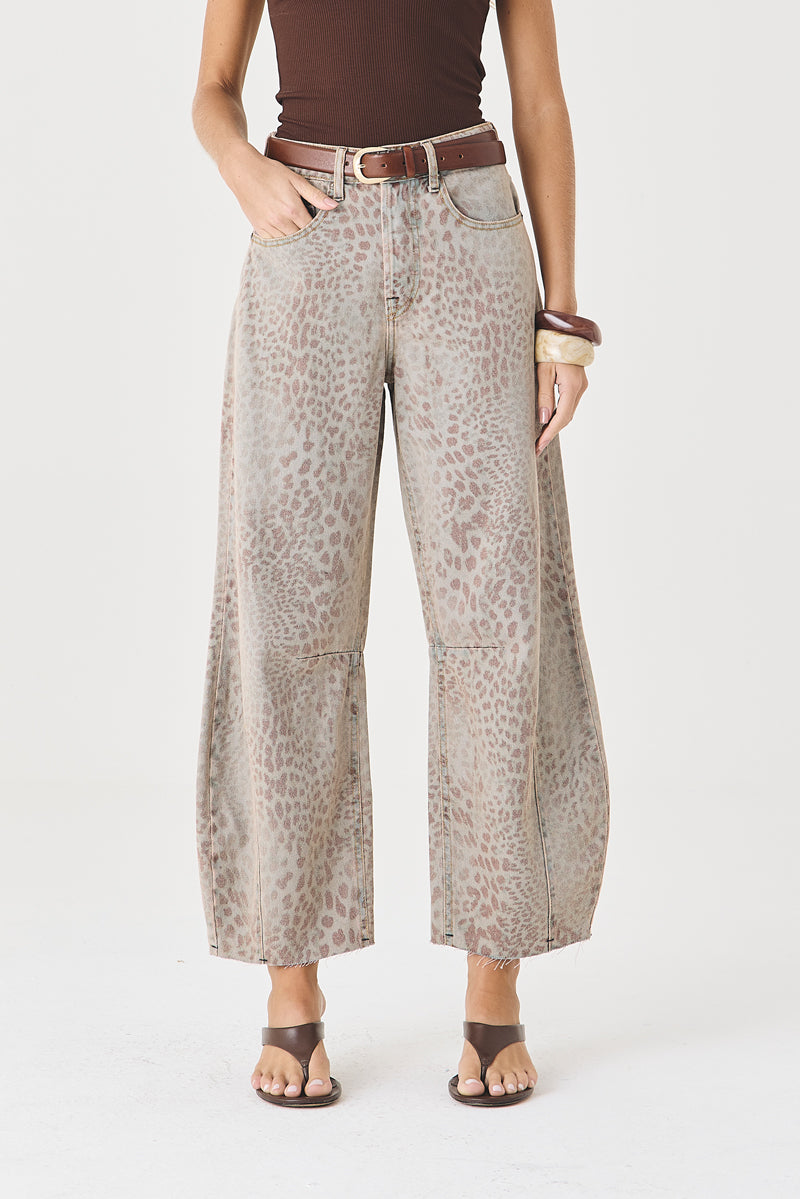 CALÇA MARIA FEMININA BARREL ANIMAL PRINT JEANS
