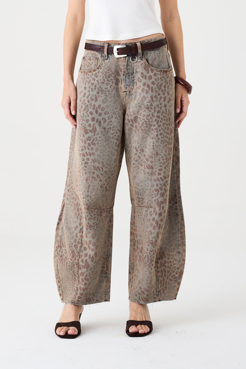 CALÇA MARIA FEMININA BARREL ANIMAL PRINT JEANS