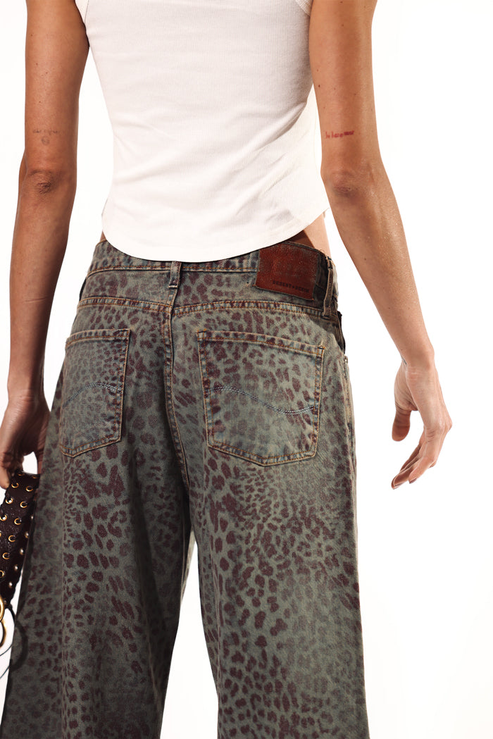 CALÇA MARIA FEMININA BARREL ANIMAL PRINT JEANS