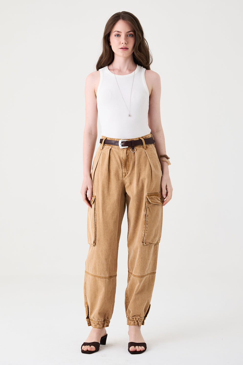 CALÇA ALANA FEMININA COM PREGAS CARGO SARJA