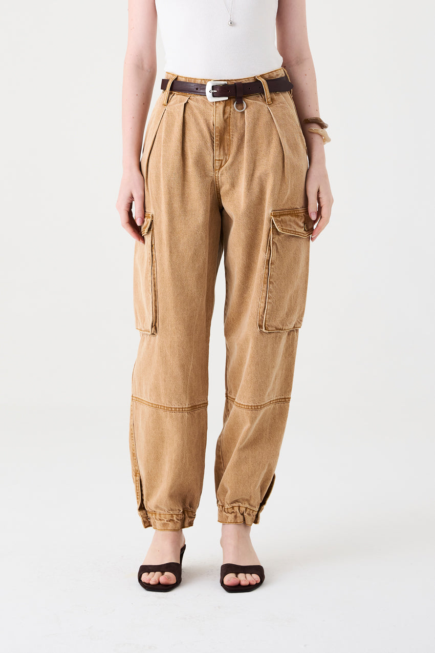 CALÇA ALANA FEMININA COM PREGAS CARGO SARJA