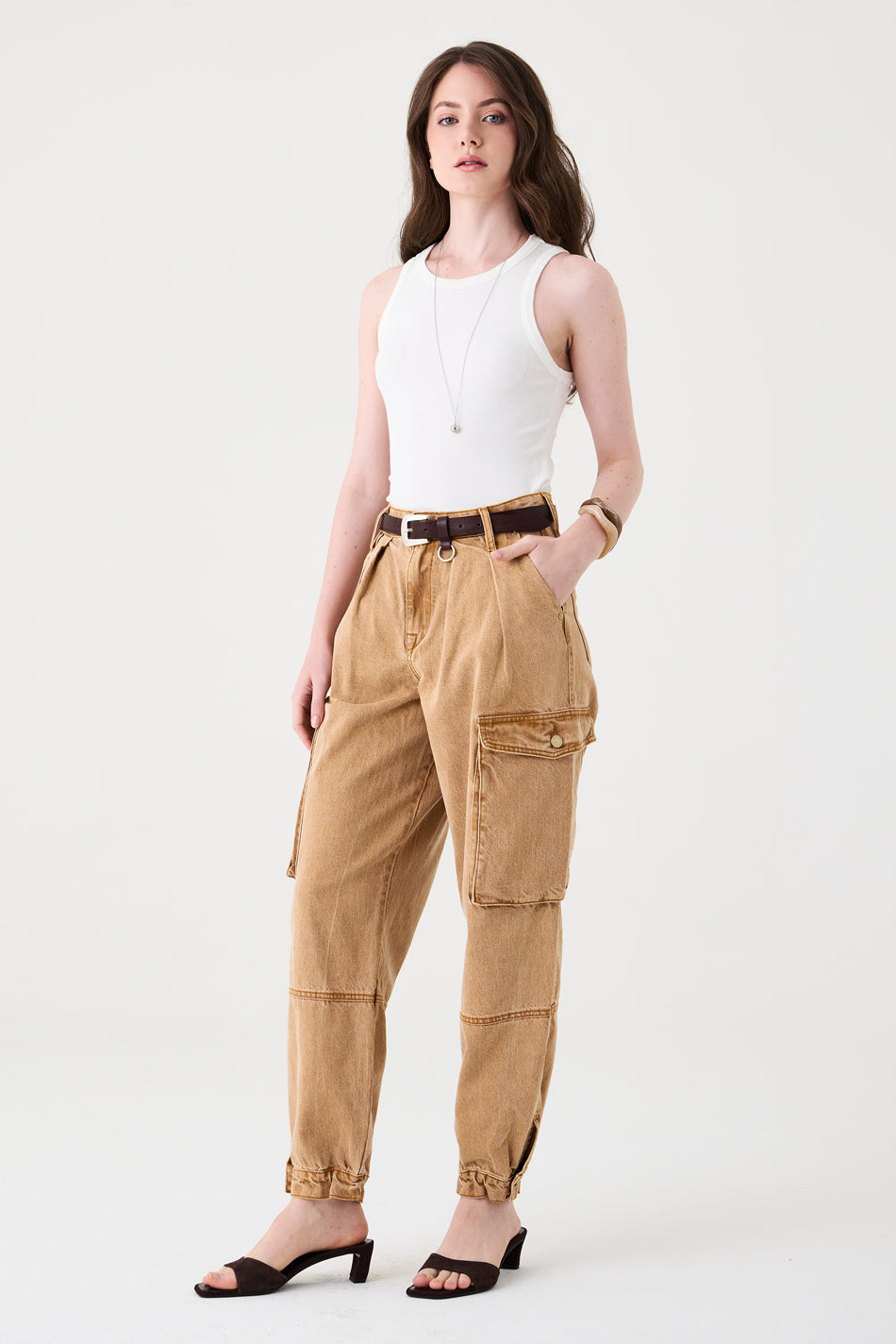 CALÇA ALANA FEMININA COM PREGAS CARGO SARJA