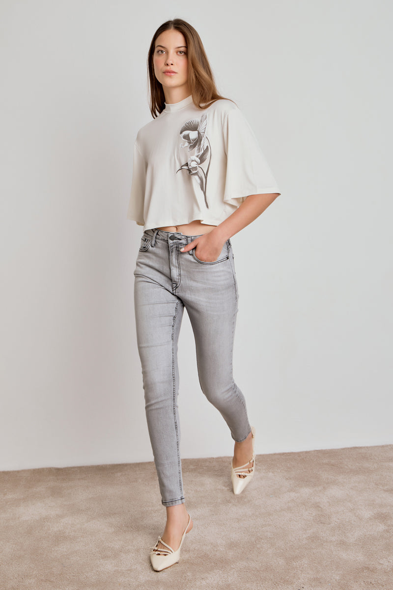 TSHIRT CROPPED AMPLA FLOR - OFF WHITE
