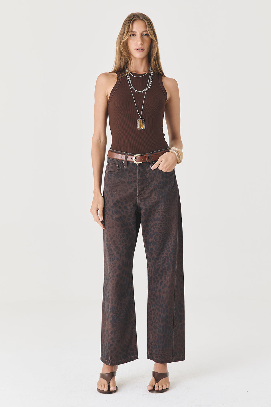 CALÇA MONICA FEMININA BARREL SLIM SARJA TRUE LEOPARD ESCURO