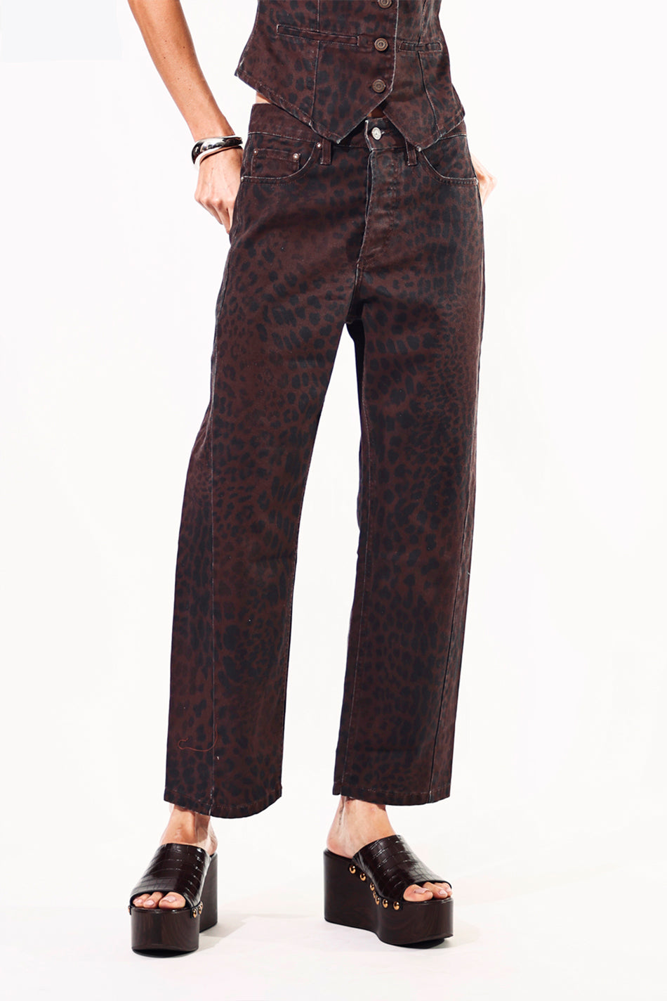 CALÇA BARREL SLIM ESTAMPADA SARJA TRUE LEOPARD ESCURO