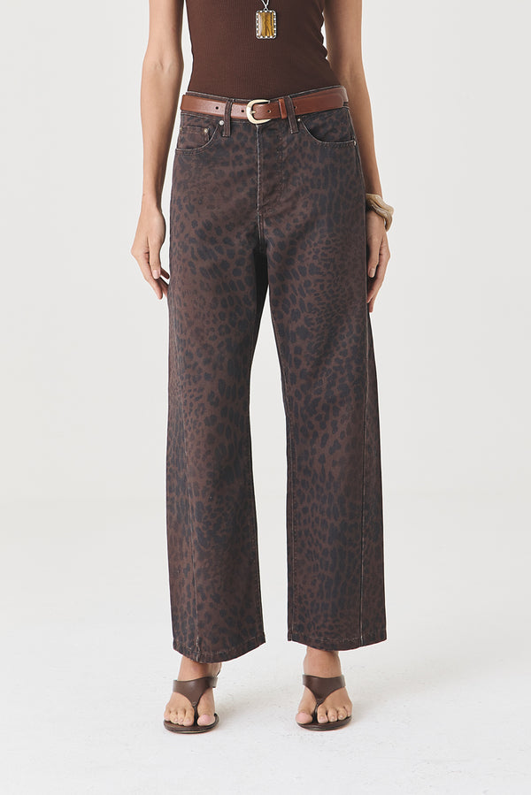 CALÇA MONICA FEMININA BARREL SLIM SARJA TRUE LEOPARD ESCURO