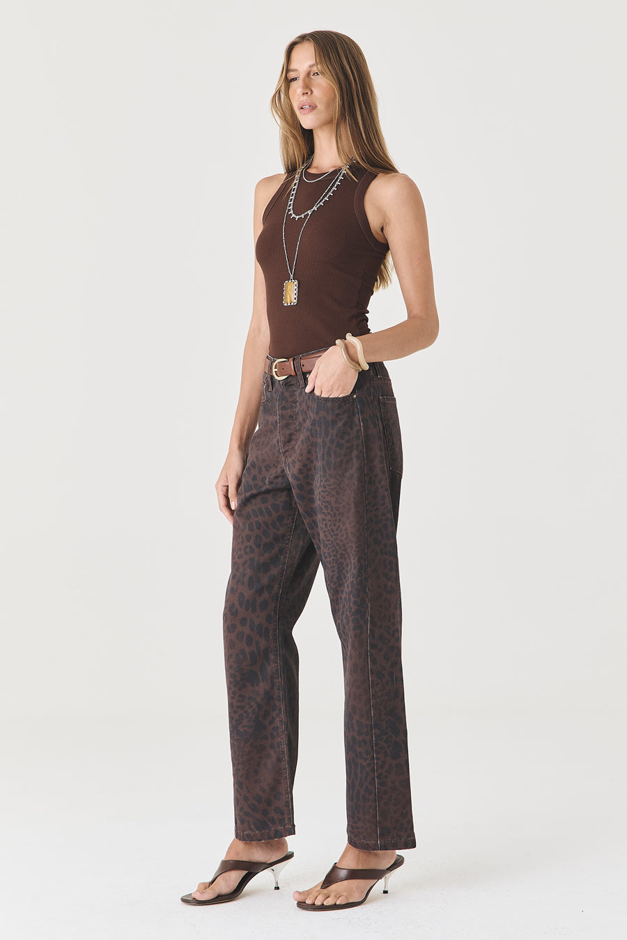 CALÇA MONICA FEMININA BARREL SLIM SARJA TRUE LEOPARD ESCURO