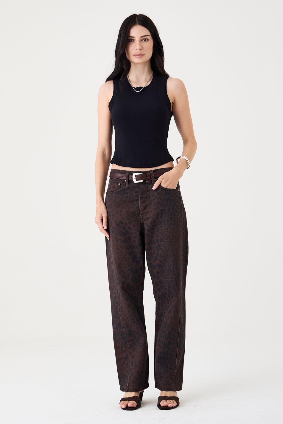 CALÇA MONICA FEMININA BARREL SLIM SARJA TRUE LEOPARD ESCURO