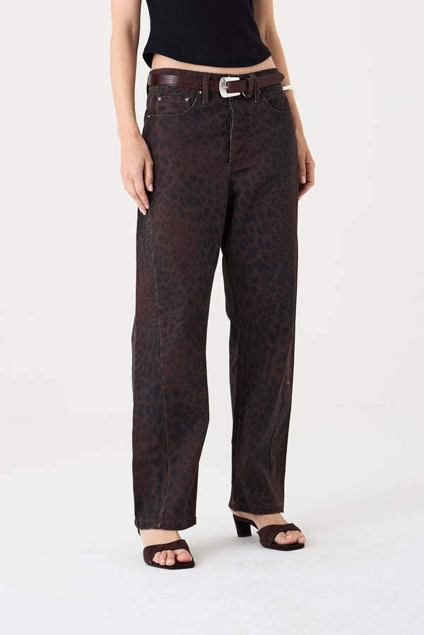 CALÇA MONICA FEMININA BARREL SLIM SARJA TRUE LEOPARD ESCURO