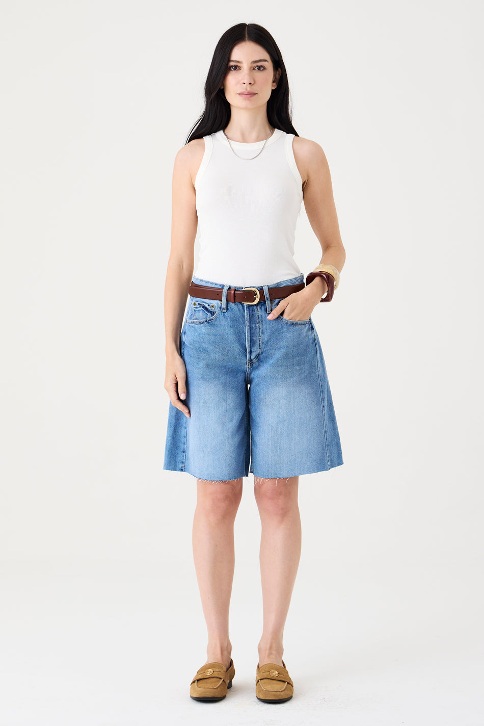 BERMUDA LUNA FEMININA COM RECORTES BARRA A FIO JEANS CLARO