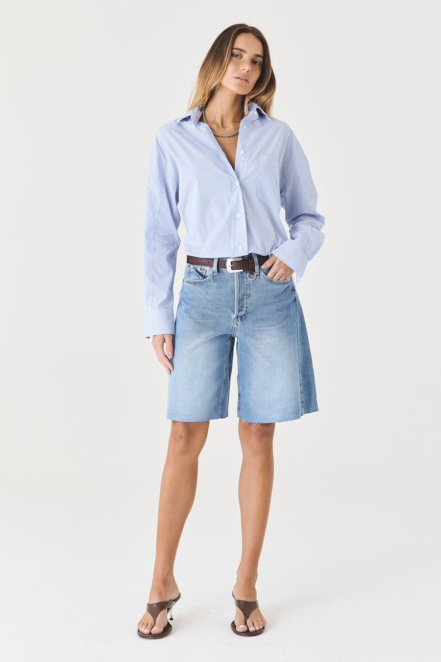BERMUDA LUNA FEMININA COM RECORTES BARRA A FIO JEANS CLARO