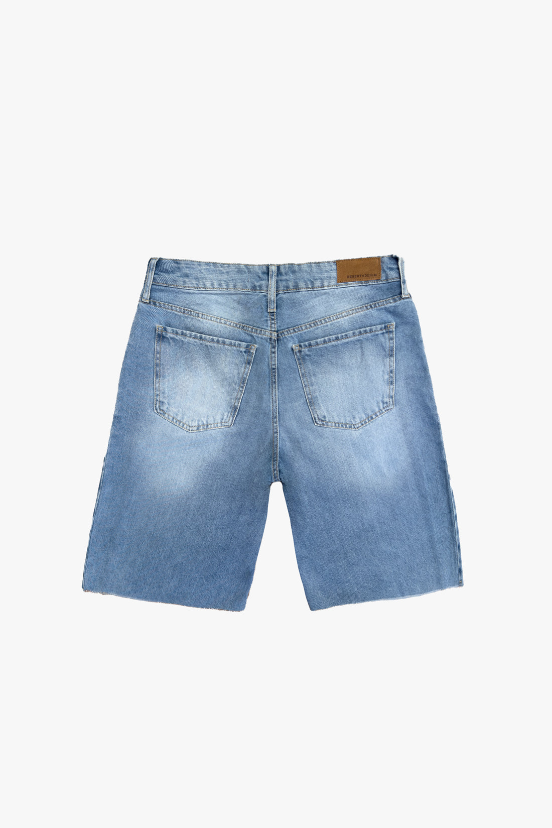 BERMUDA LUNA FEMININA COM RECORTES BARRA A FIO JEANS CLARO