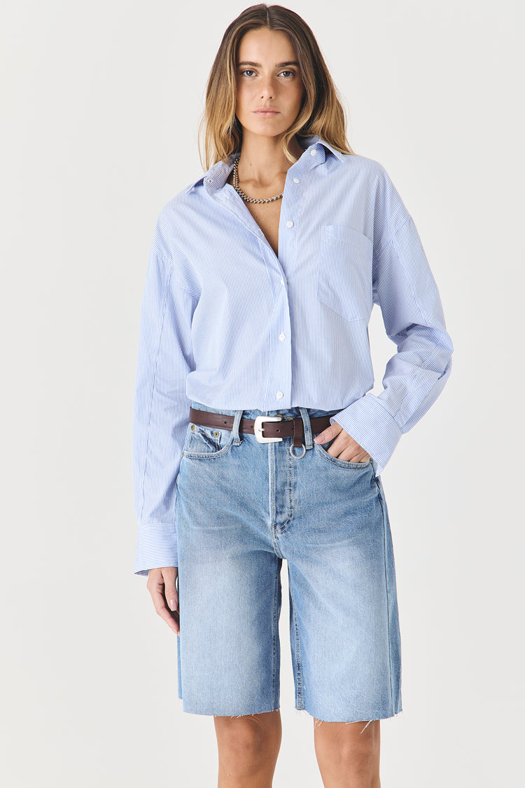 BERMUDA LUNA FEMININA COM RECORTES BARRA A FIO JEANS CLARO