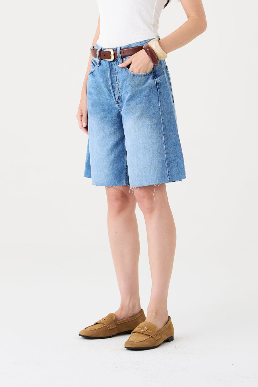 BERMUDA LUNA FEMININA COM RECORTES BARRA A FIO JEANS CLARO