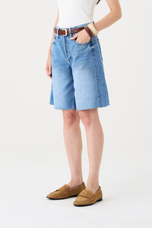 BERMUDA LUNA FEMININA COM RECORTES BARRA A FIO JEANS CLARO