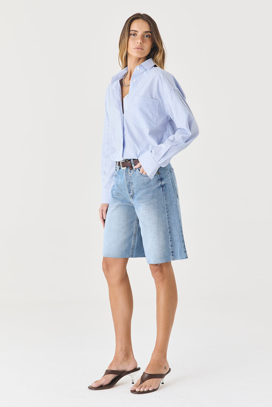 BERMUDA LUNA FEMININA COM RECORTES BARRA A FIO JEANS CLARO