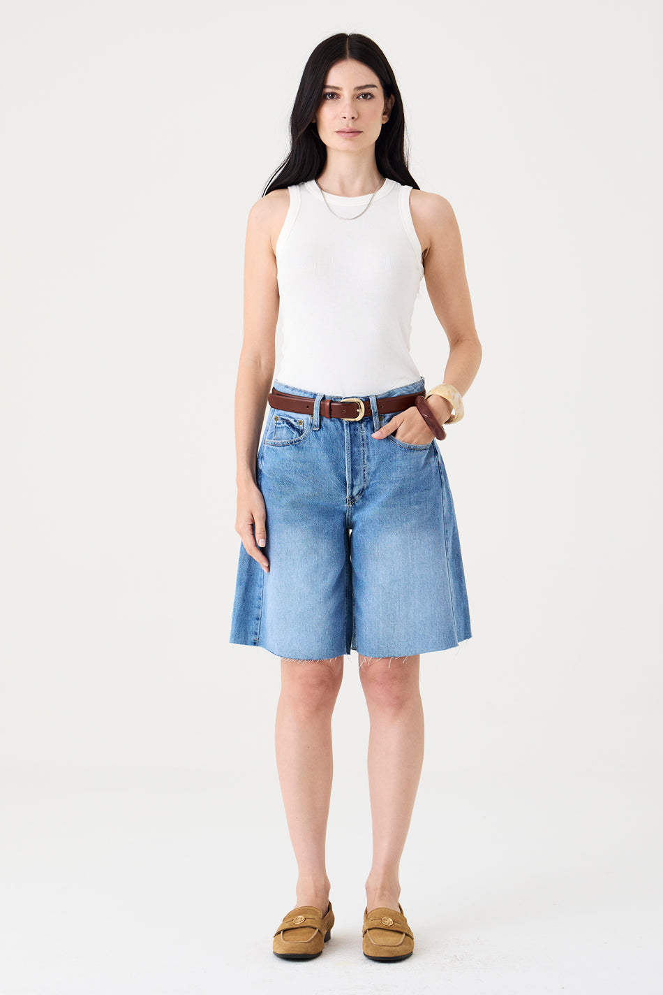 BERMUDA LUNA FEMININA COM RECORTES BARRA A FIO JEANS CLARO