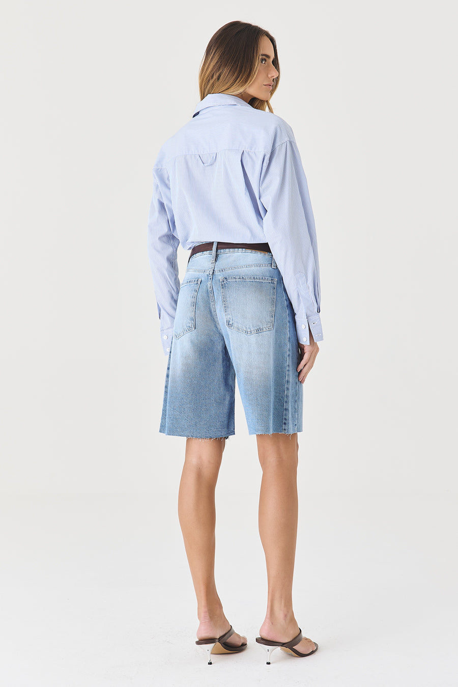 BERMUDA LUNA FEMININA COM RECORTES BARRA A FIO JEANS CLARO