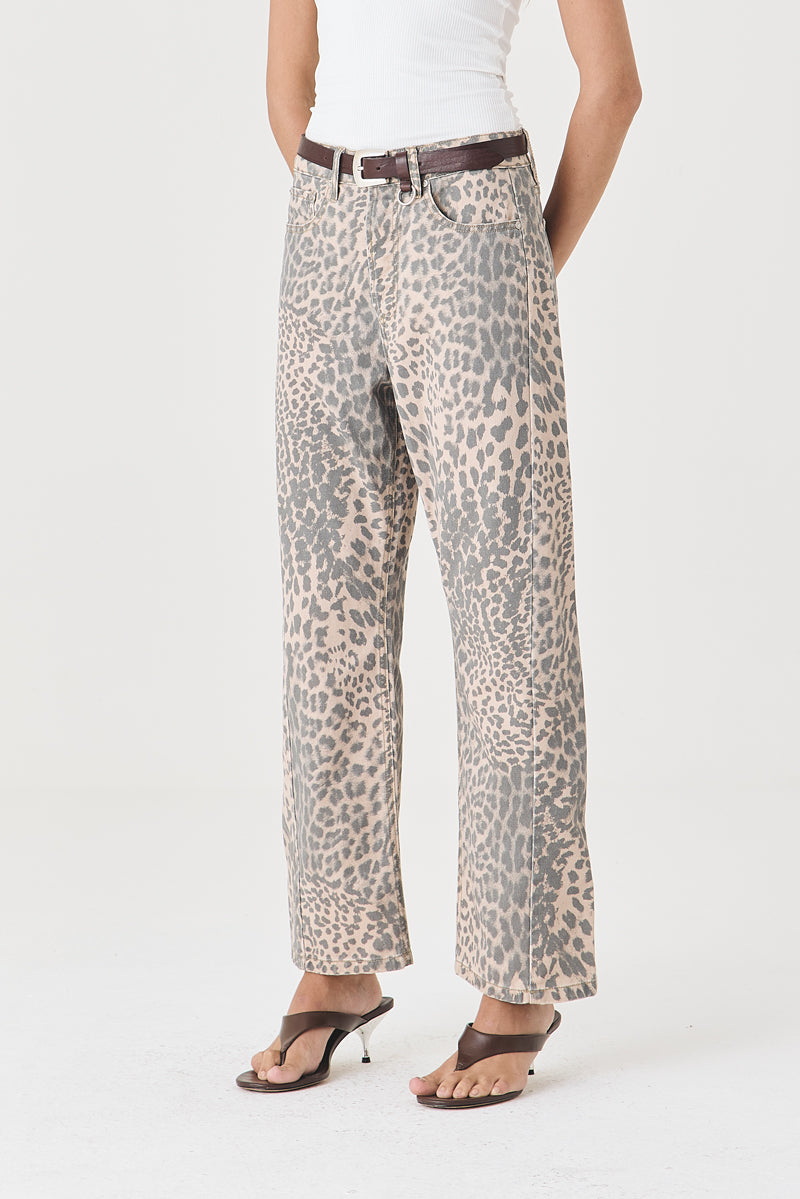 CALÇA MONICA FEMININA BARREL SLIM SARJA TRUE LEOPARD CLARO