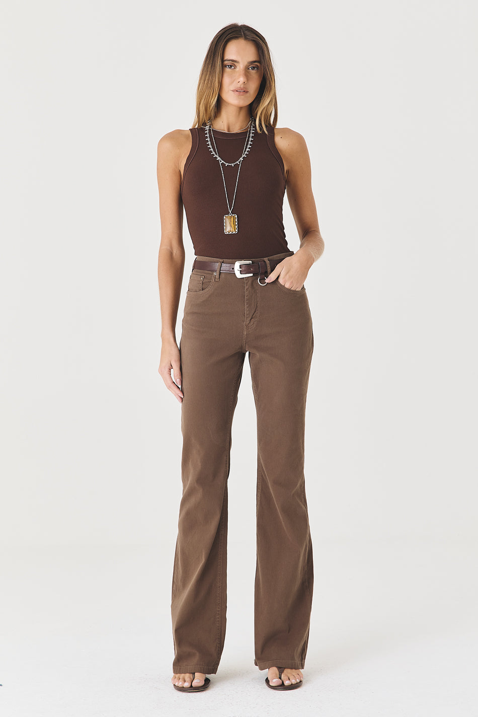 CALÇA LARISSA FEMININA BOOTCUT SARJA COTELÊ MARROM