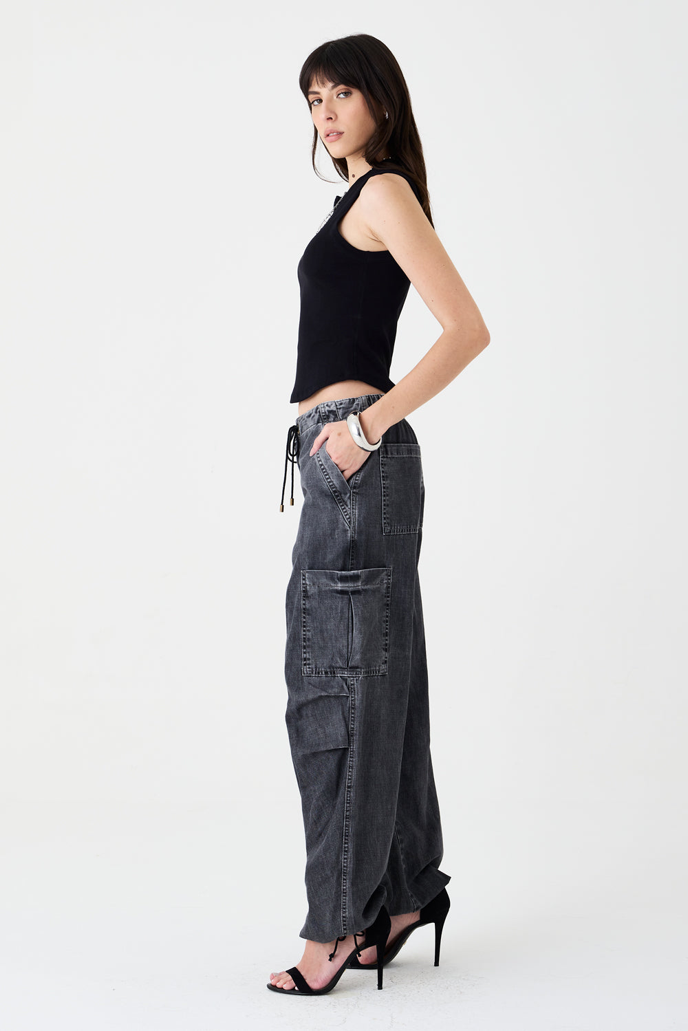 CALÇA LIVIA FEMININA CARGO AMARRAÇÃO JEANS BLACK ESTONADO
