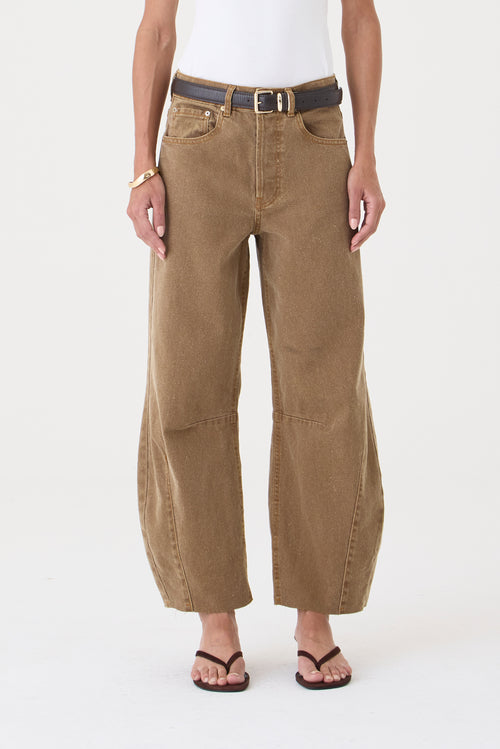 CALÇA MARIA FEMININA BARREL SARJA OCRE