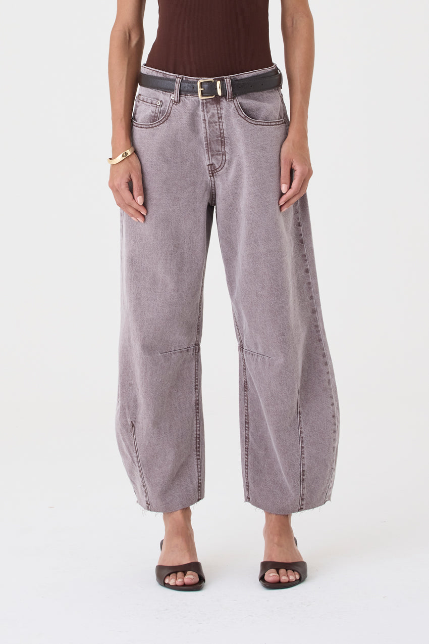 CALÇA MARIA FEMININA BARREL SARJA MARROM