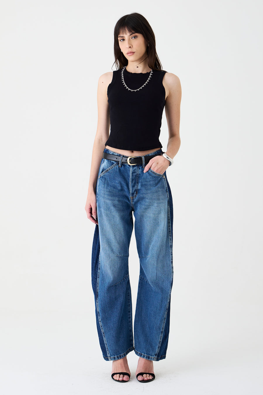 CALÇA EMILY FEMININA BARREL RECORTES E PENCE PATCH JEANS