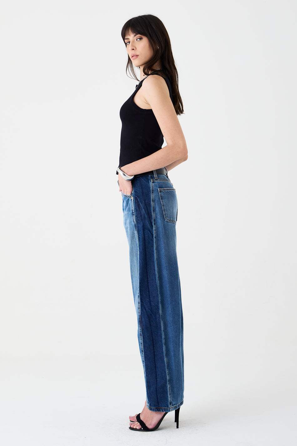 CALÇA EMILY FEMININA BARREL RECORTES E PENCE PATCH JEANS