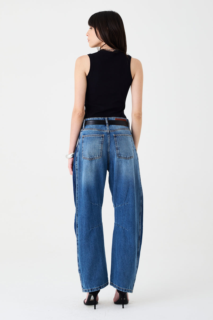 CALÇA EMILY FEMININA BARREL RECORTES E PENCE PATCH JEANS