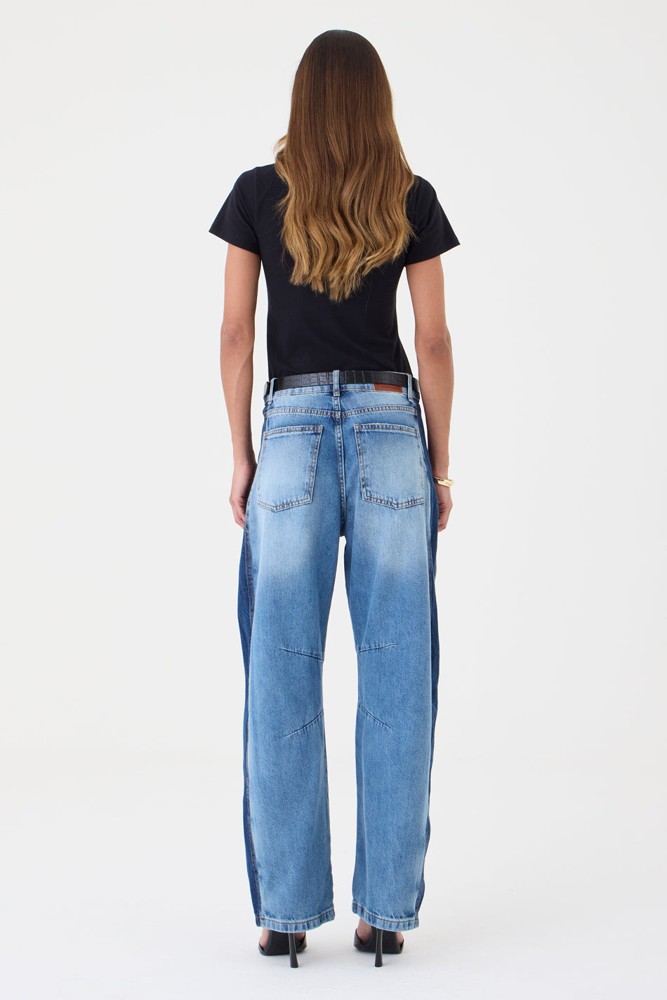 CALÇA EMILY FEMININA BARREL RECORTES E PENCE PATCH JEANS