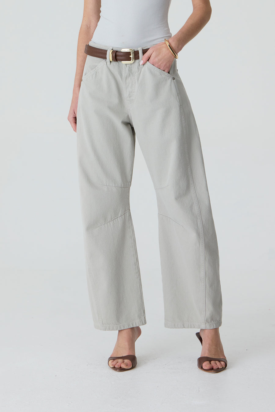 CALÇA EMILY FEMININA BARREL RECORTES E PENCE SARJA AGATE GRAY