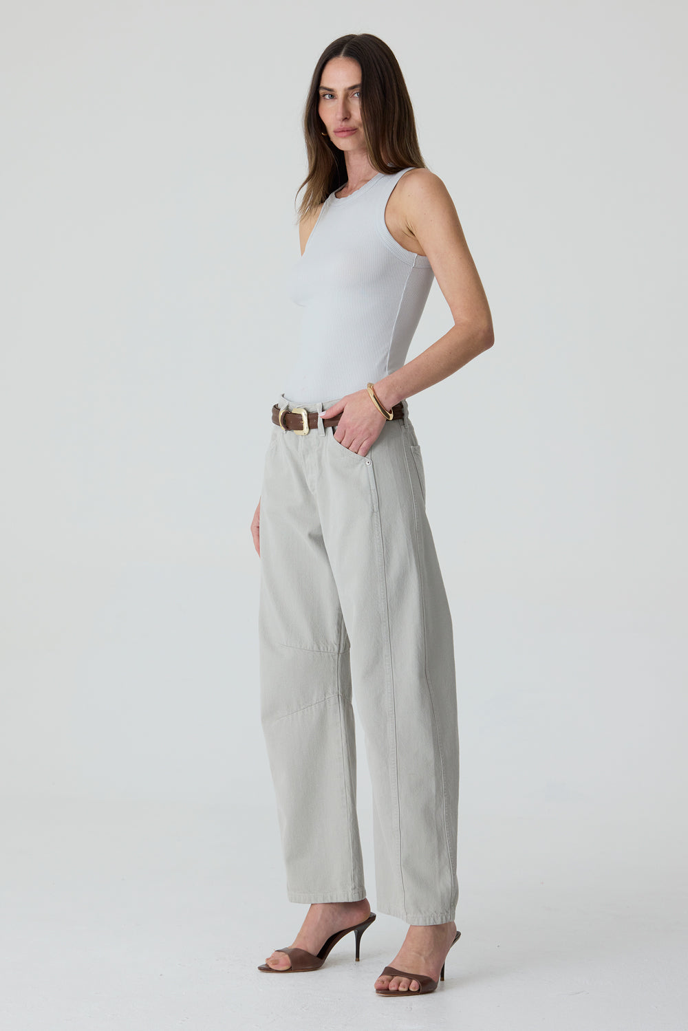 CALÇA EMILY FEMININA BARREL RECORTES E PENCE SARJA AGATE GRAY