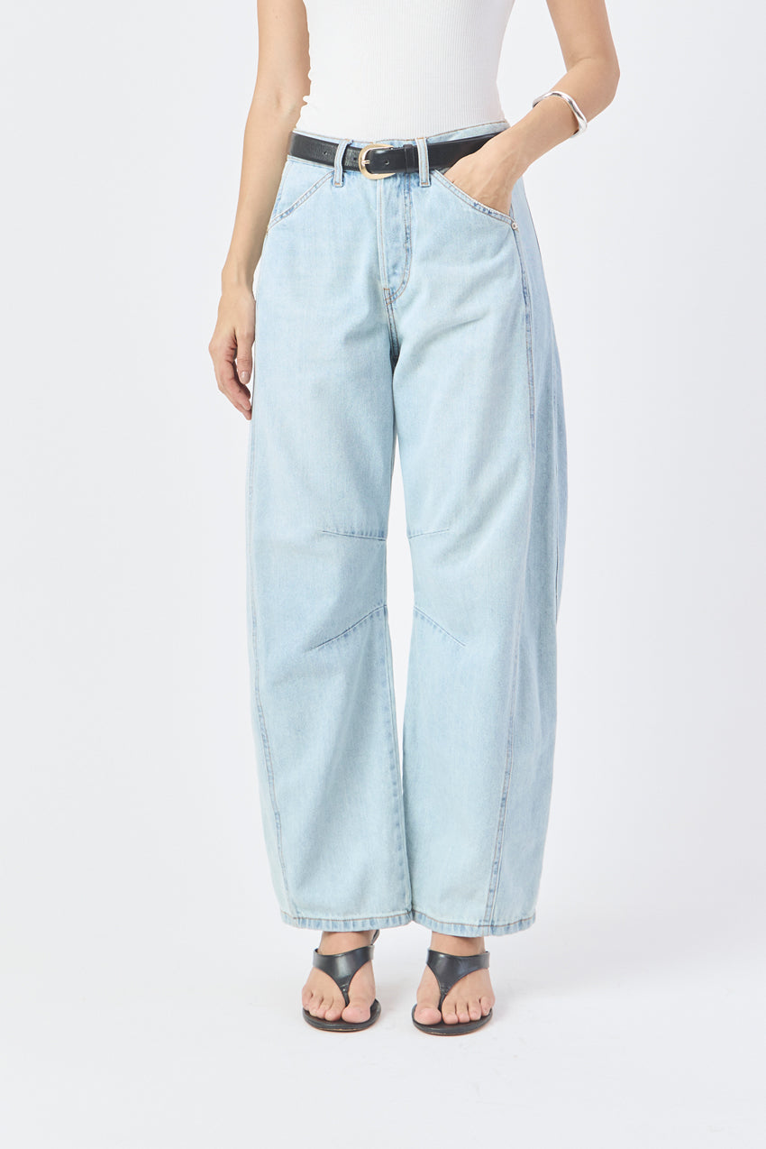 CALÇA EMILY FEMININA BARREL RECORTES E PENCE JEANS CLARO