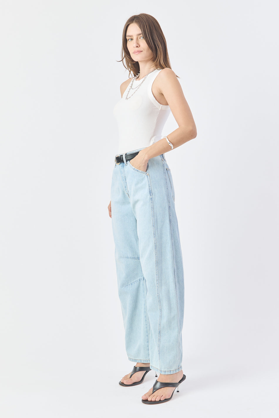 CALÇA EMILY FEMININA BARREL RECORTES E PENCE JEANS CLARO
