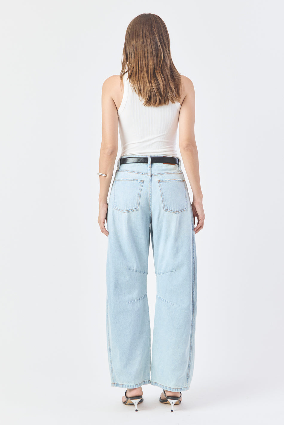 CALÇA EMILY FEMININA BARREL RECORTES E PENCE JEANS CLARO