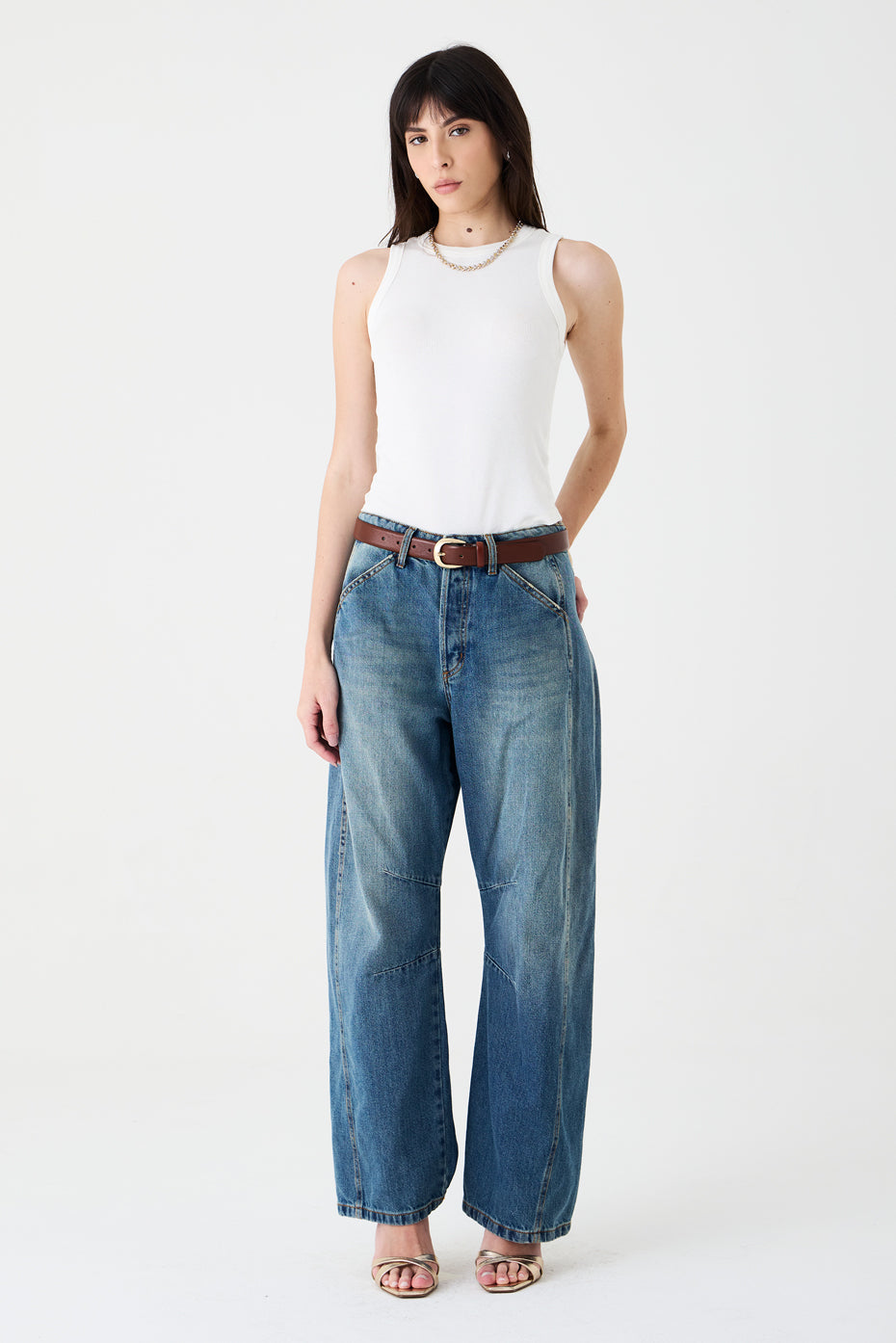 CALÇA EMILY FEMININA BARREL RECORTES E PENCE JEANS MÉDIO