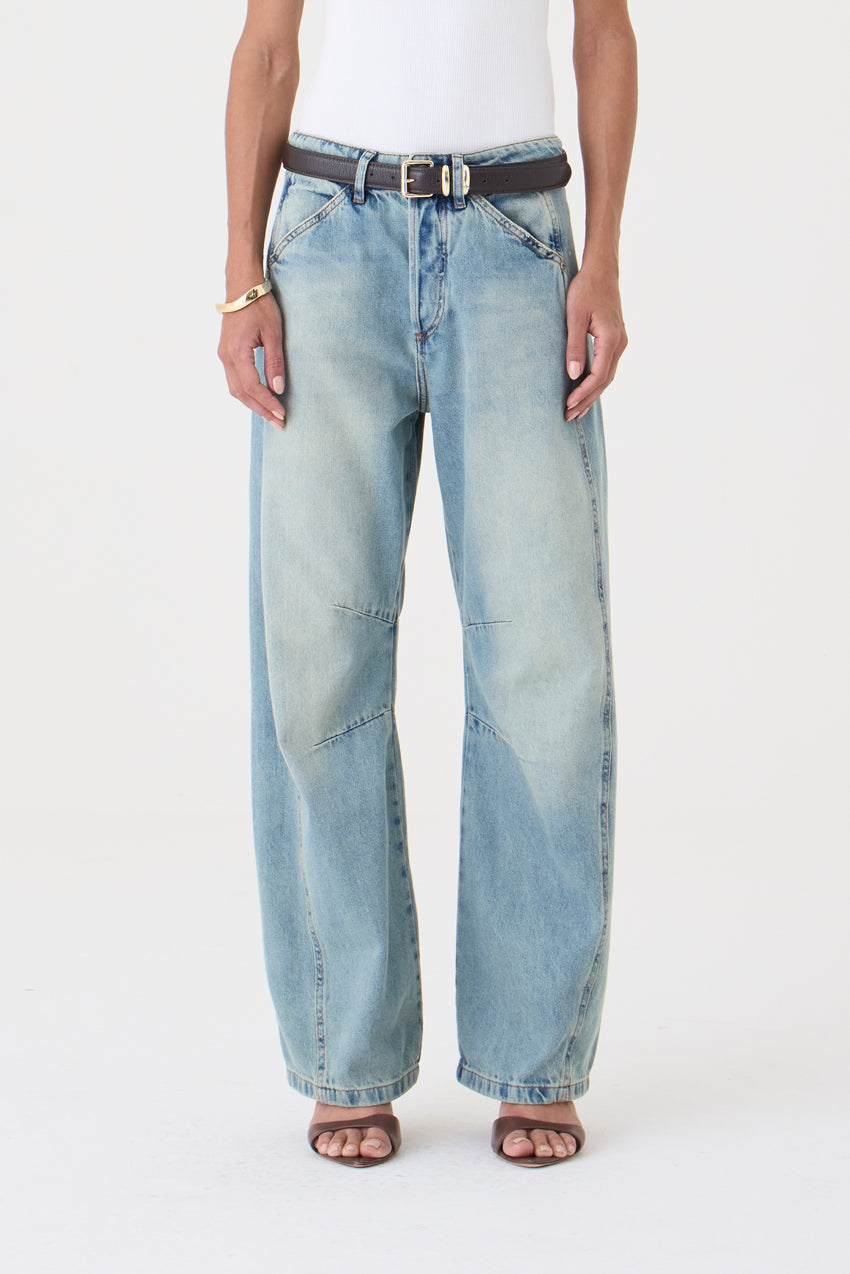 CALÇA EMILY FEMININA BARREL RECORTES E PENCE JEANS MÉDIO