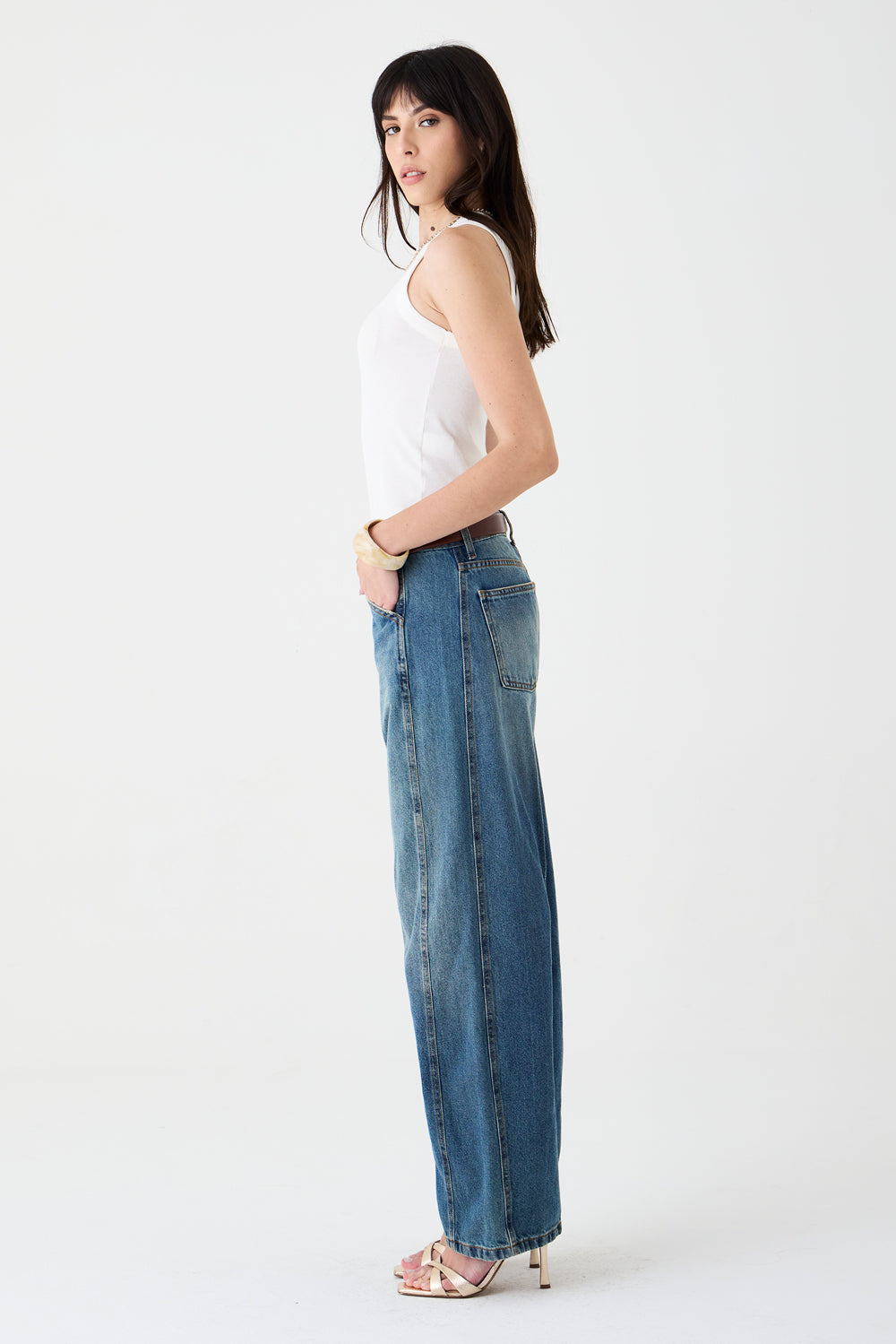 CALÇA EMILY FEMININA BARREL RECORTES E PENCE JEANS MÉDIO