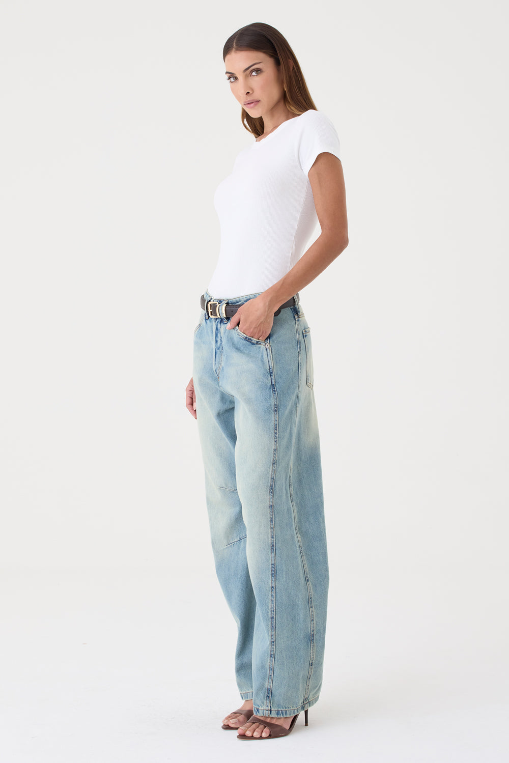 CALÇA EMILY FEMININA BARREL RECORTES E PENCE JEANS MÉDIO