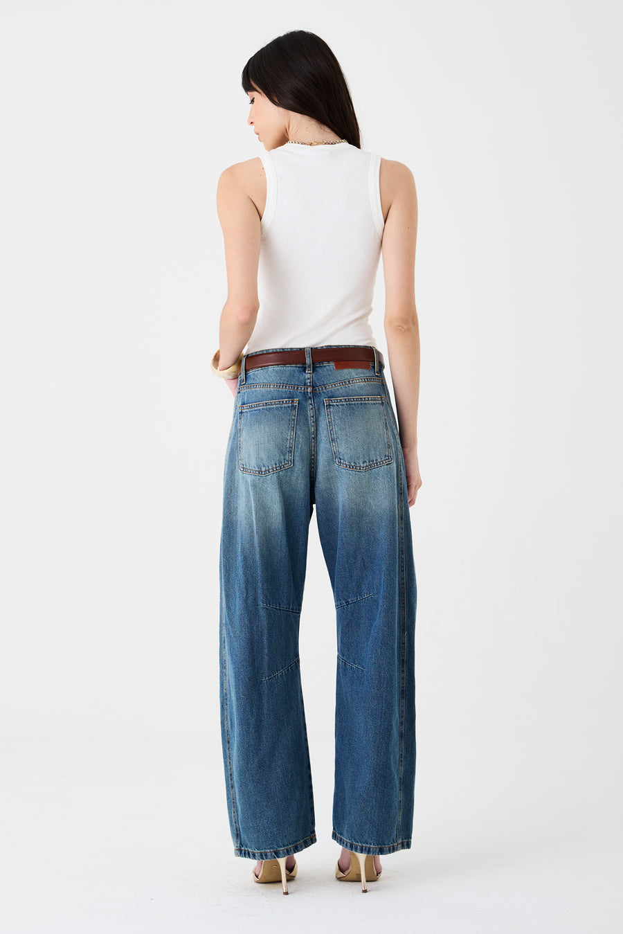 CALÇA EMILY FEMININA BARREL RECORTES E PENCE JEANS MÉDIO