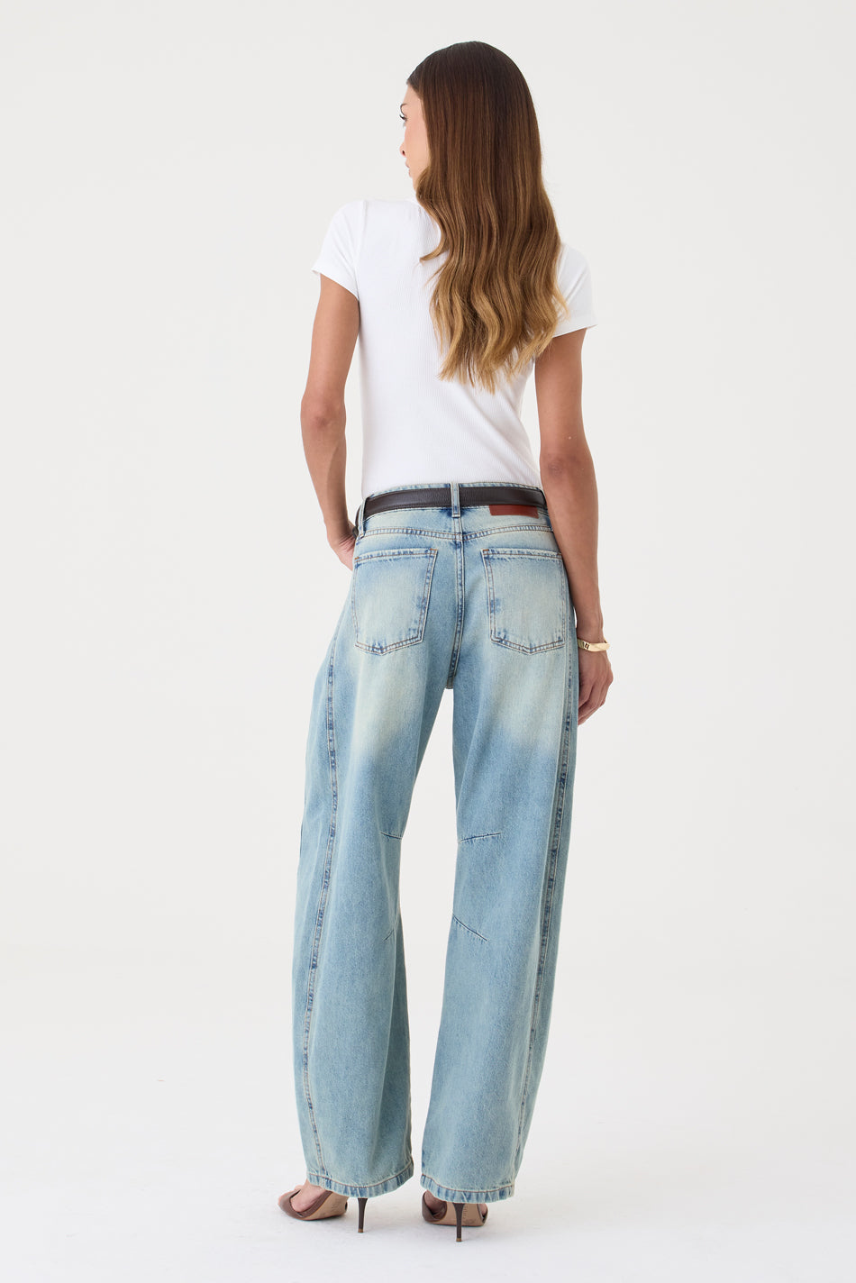CALÇA EMILY FEMININA BARREL RECORTES E PENCE JEANS MÉDIO