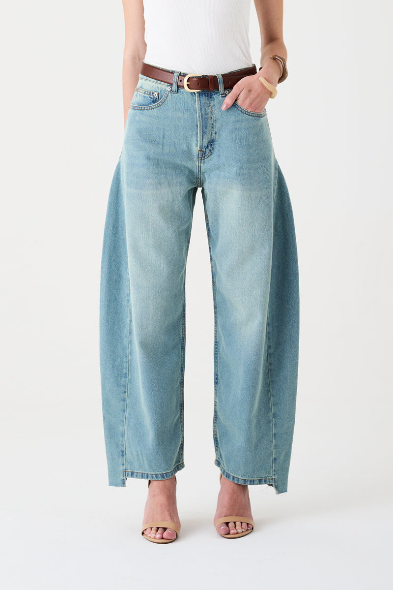 CALÇA ALINE FEMININA BARREL RECORTES JEANS CLARO DIRTY