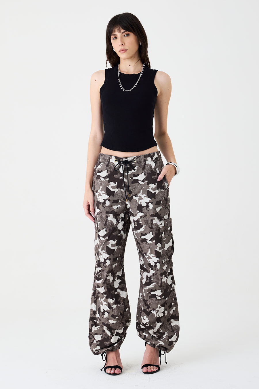 CALÇA LIVIA FEMININA CARGO AMARRAÇÃO SARJA GRAY CAMOUFLAGE