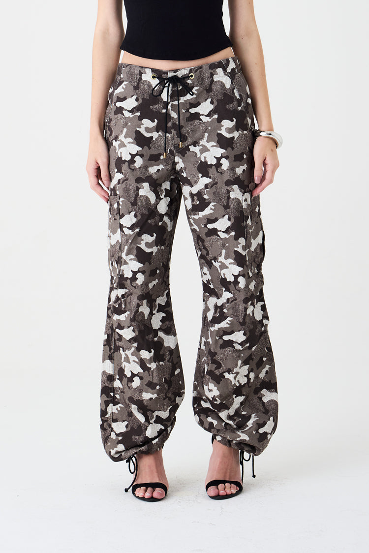 CALÇA LIVIA FEMININA CARGO AMARRAÇÃO SARJA GRAY CAMOUFLAGE