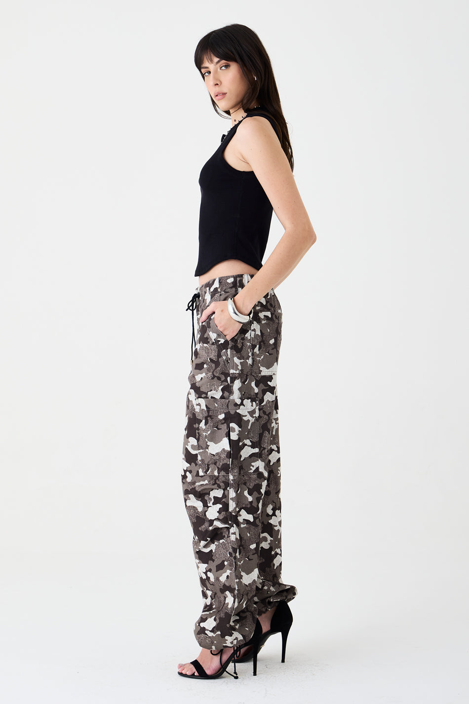 CALÇA LIVIA FEMININA CARGO AMARRAÇÃO SARJA GRAY CAMOUFLAGE